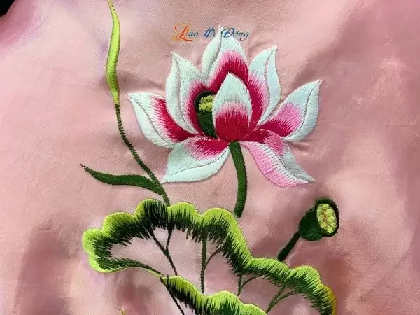 Khăn lụa vuông thêu sen trơn màu hồng phấn