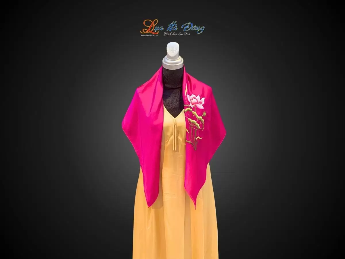 Khăn lụa thêu sen trơn (6) Khăn lụa vuông thêu sen trơn màu hồng tím