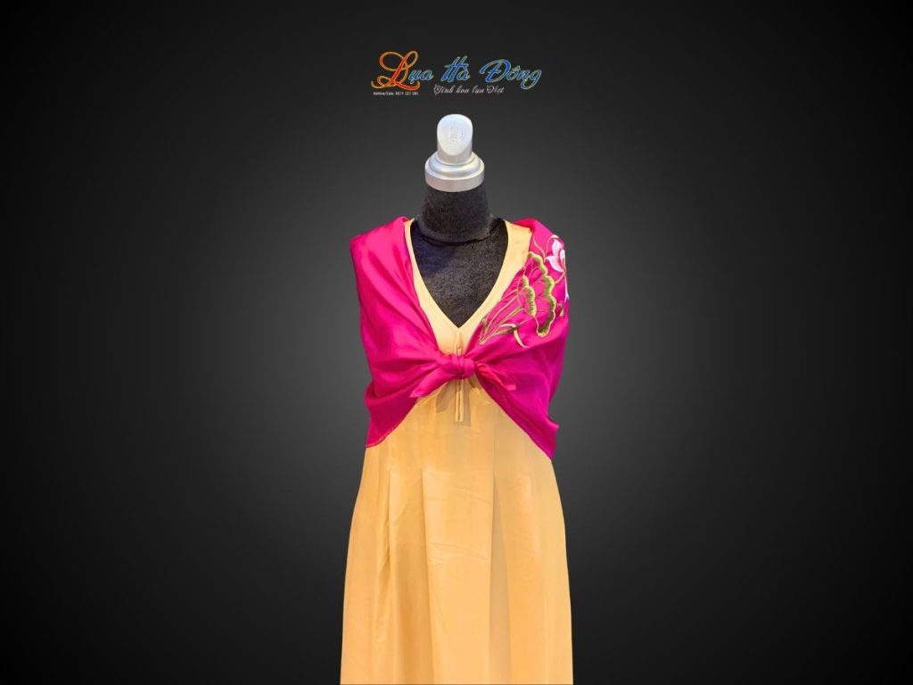 Khăn lụa vuông thêu sen trơn màu hồng tím