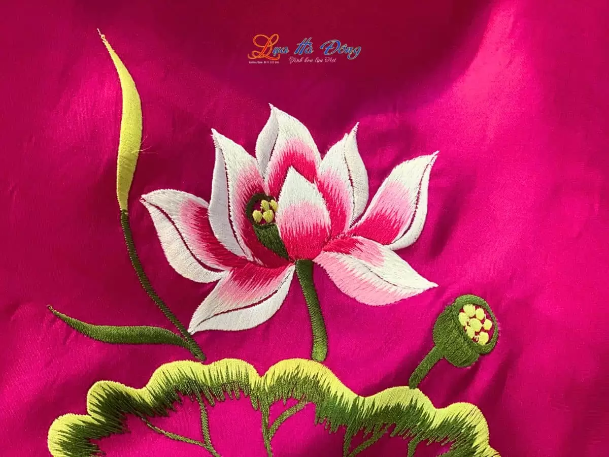 Khăn lụa thêu sen trơn (8)nen Khăn lụa vuông thêu sen trơn màu hồng tím