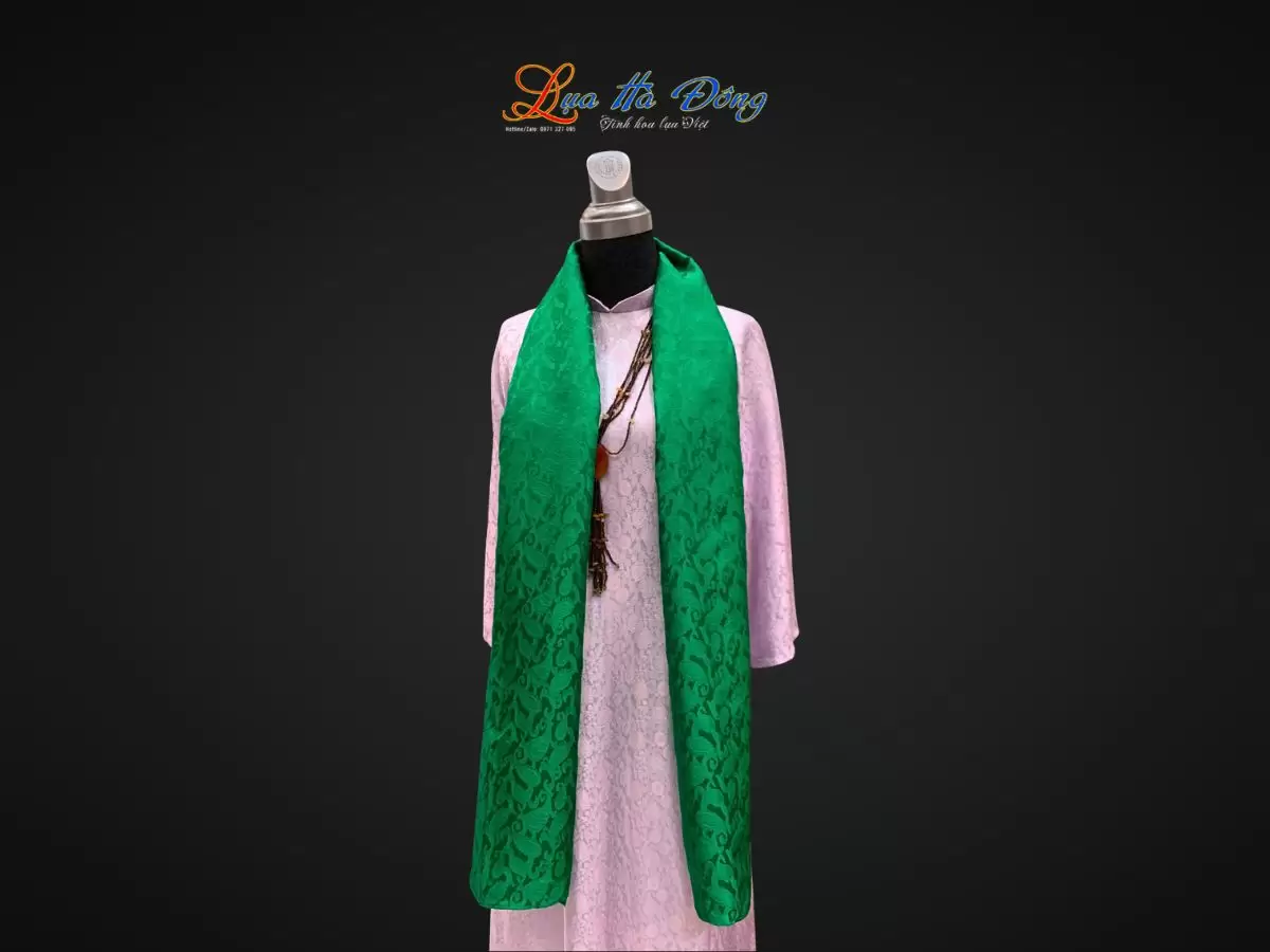 Khăn lụa tơ tằm dài họa tiết (14) Khăn lụa tơ tằm dài họa tiết đuôi công xanh lá