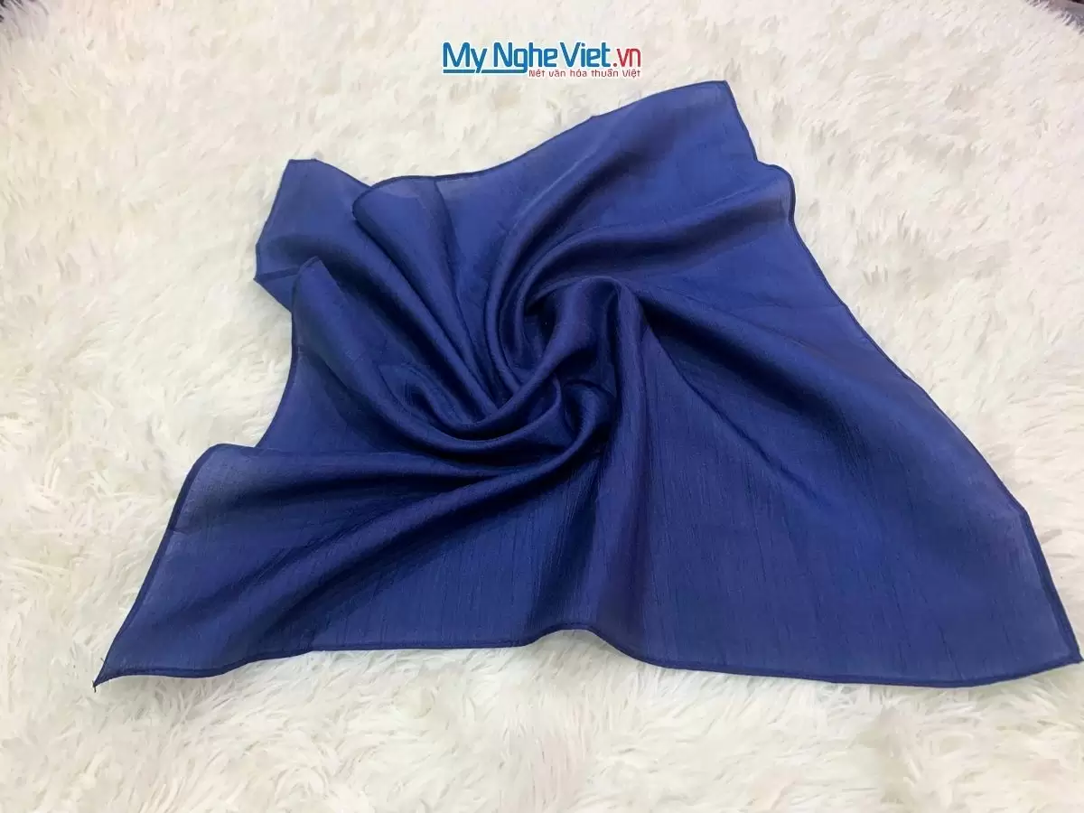Khăn lụa vuông tơ tằm trơn (16) Khăn lụa vuông tơ tằm trơn màu xanh đậm