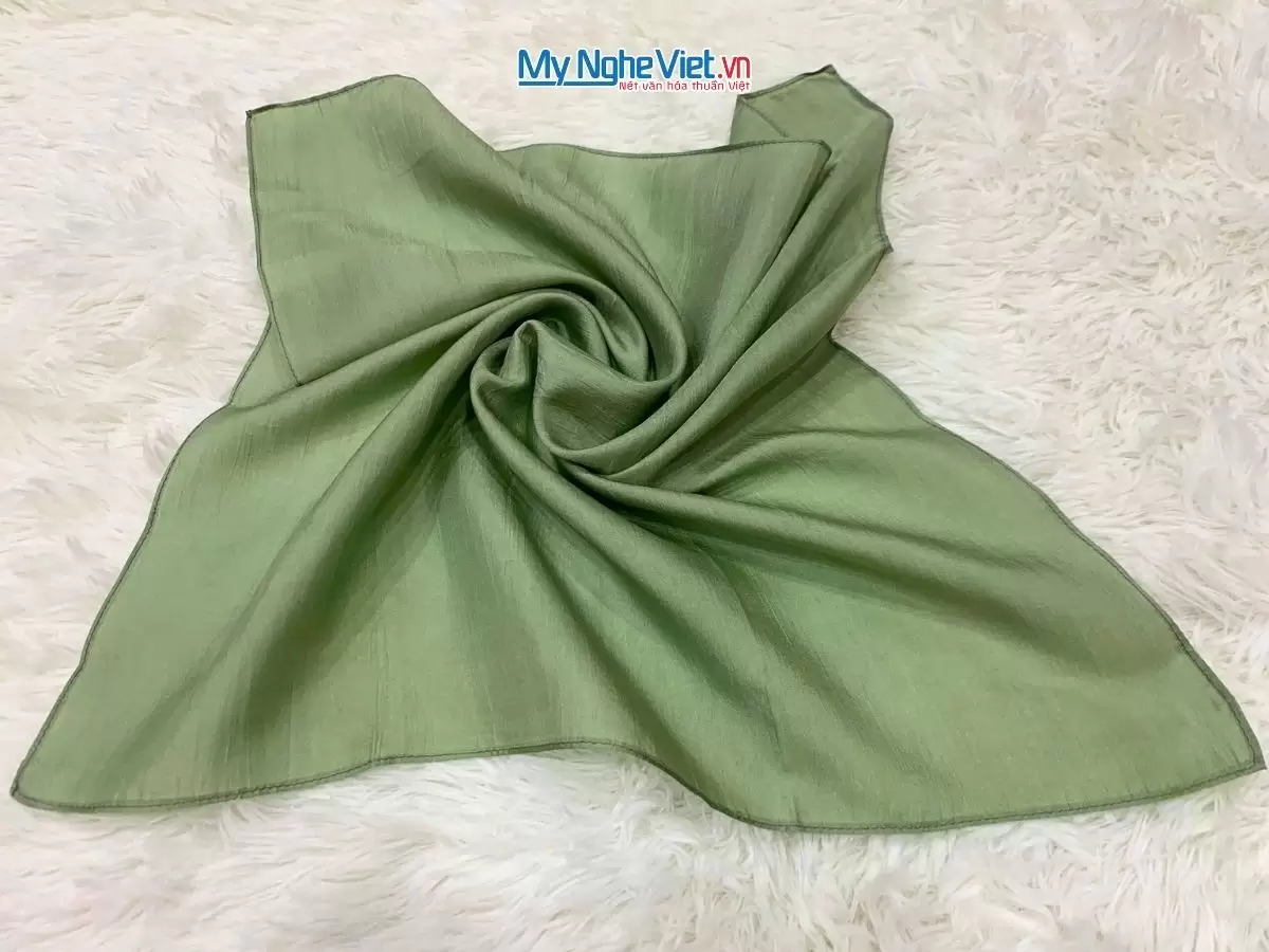 Khăn lụa vuông tơ tằm trơn (21) Khăn lụa vuông tơ tằm trơn màu xanh lá