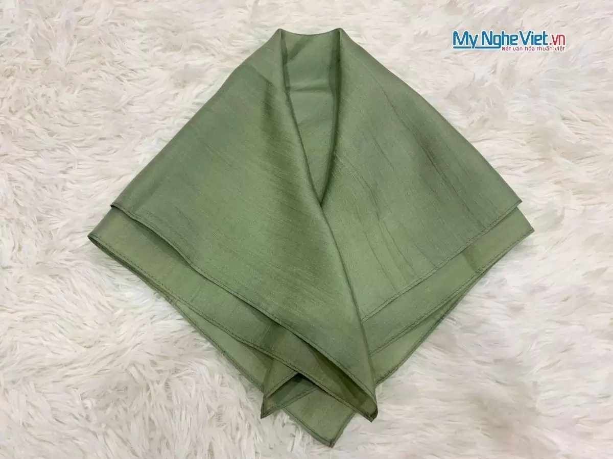 Khăn lụa vuông tơ tằm trơn (22) Khăn lụa vuông tơ tằm trơn màu xanh lá