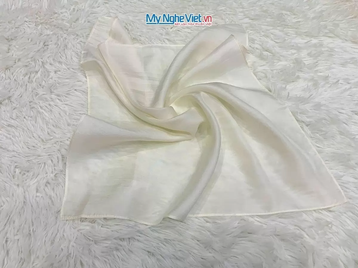 Khăn lụa vuông tơ tằm trơn (29) Khăn lụa vuông tơ tằm trơn màu trắng