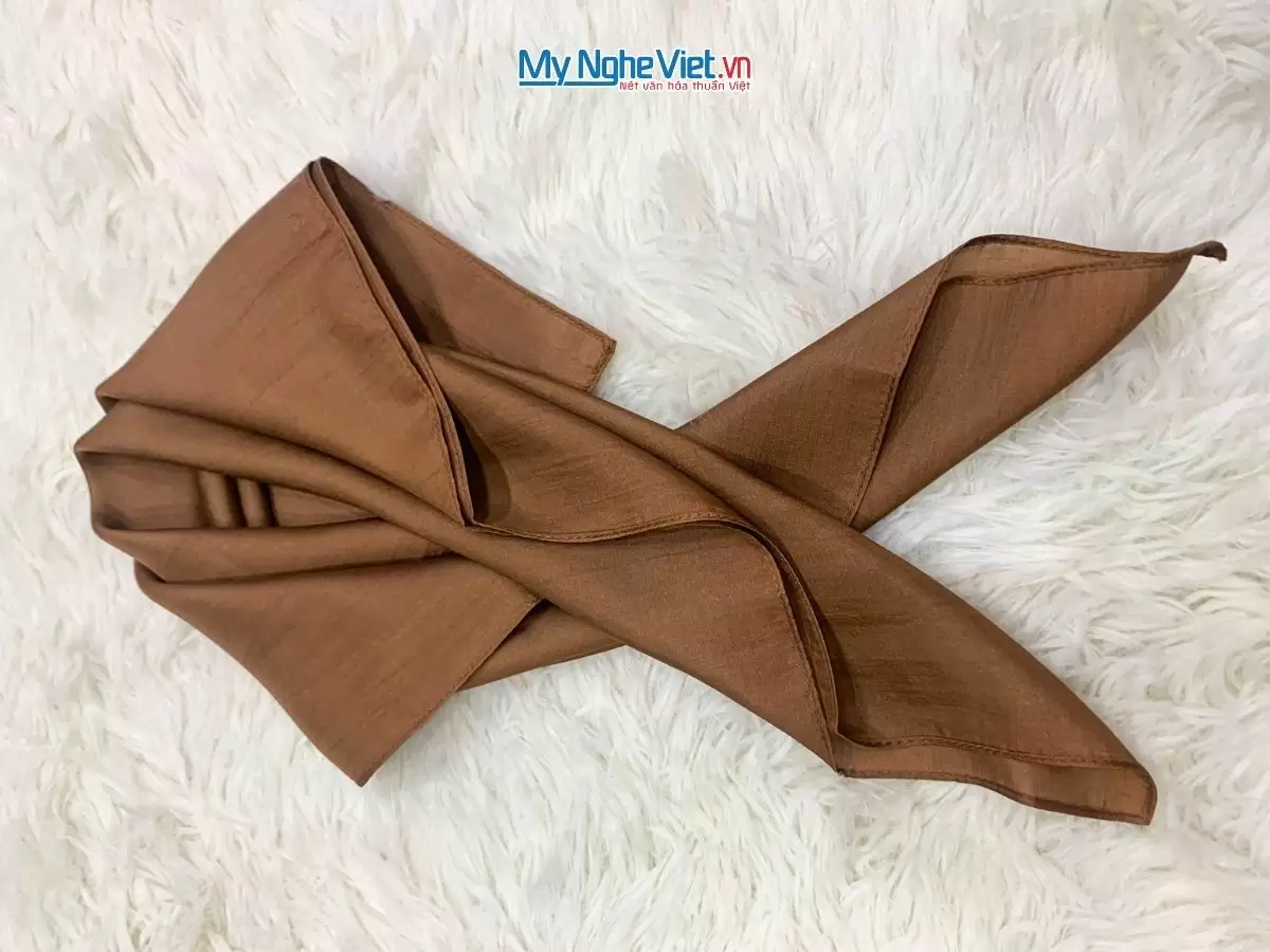 Khăn lụa vuông tơ tằm trơn (3) Khăn lụa vuông tơ tằm trơn màu nâu cà phê