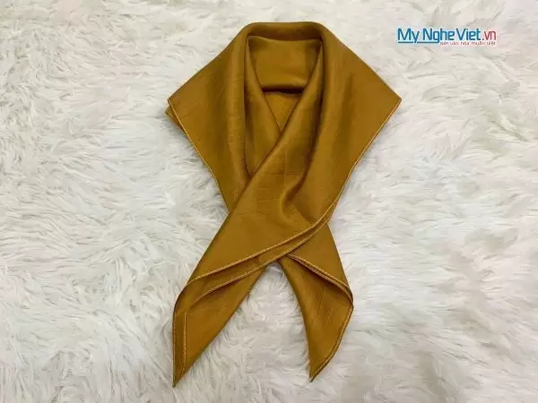 Khăn lụa vuông tơ tằm trơn màu vàng đồng