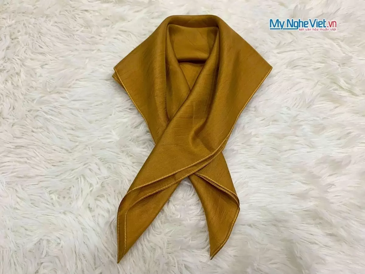 Khăn lụa vuông tơ tằm trơn (32) Khăn lụa vuông tơ tằm trơn màu vàng đồng