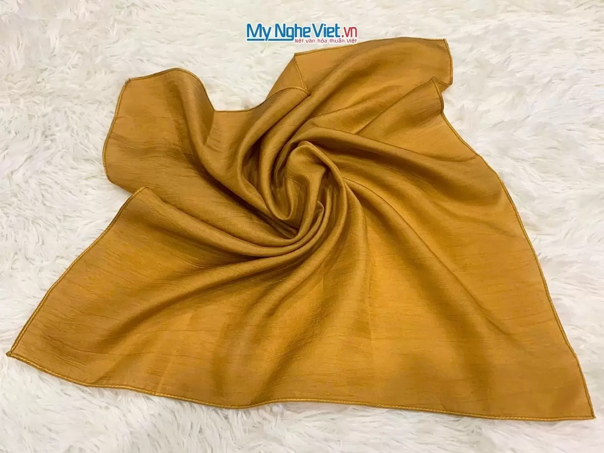 Khăn lụa vuông tơ tằm trơn (33) Khăn lụa vuông tơ tằm trơn màu vàng đồng