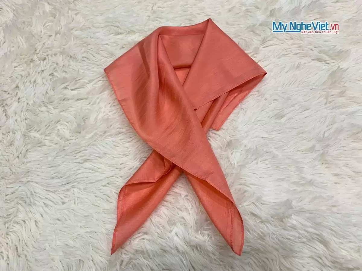 Khăn lụa vuông tơ tằm trơn (42) Khăn lụa vuông tơ tằm trơn màu cam hồng