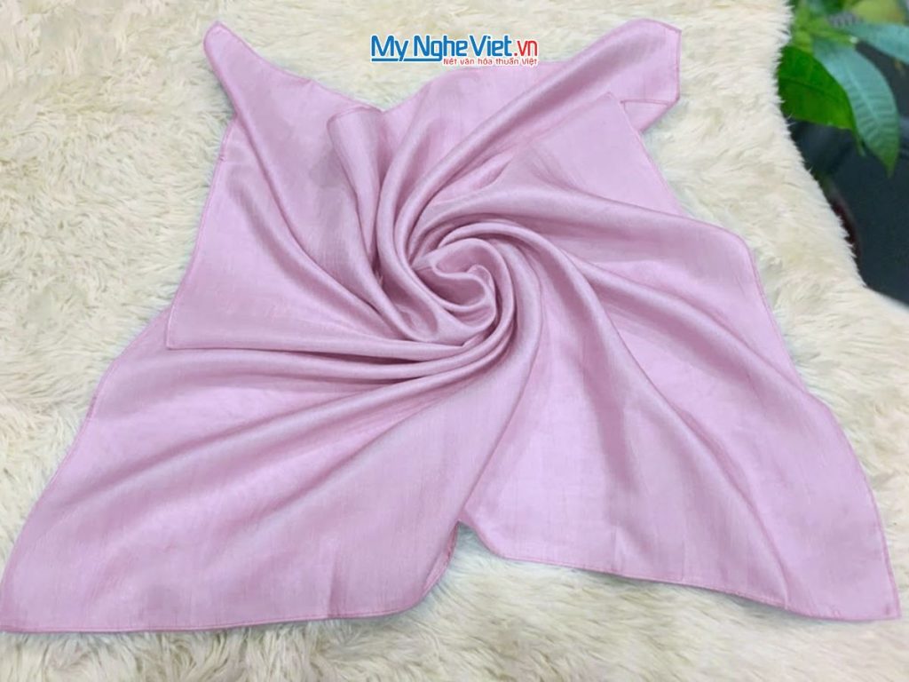 Khăn lụa vuông tơ tằm trơn màu hồng nhạt