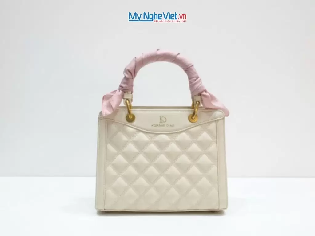 Khăn lụa vuông tơ tằm trơn màu hồng nhạt