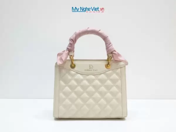 Khăn lụa vuông tơ tằm trơn màu hồng nhạt