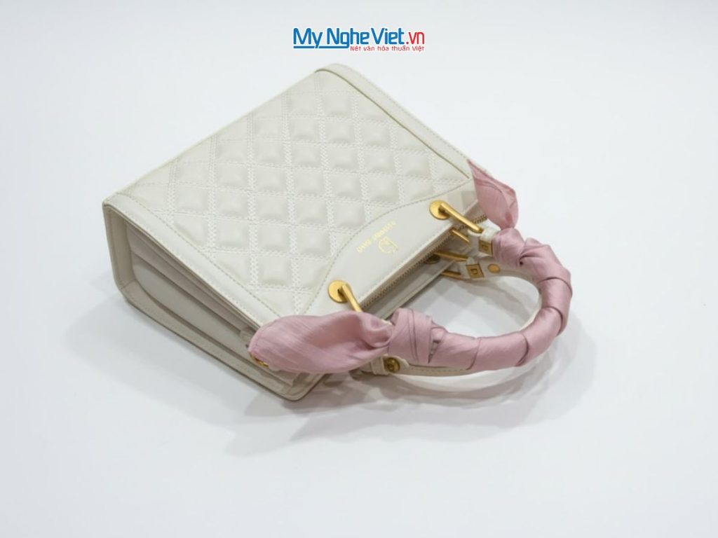 Khăn lụa vuông tơ tằm trơn màu hồng nhạt