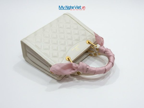 Khăn lụa vuông tơ tằm trơn màu hồng nhạt