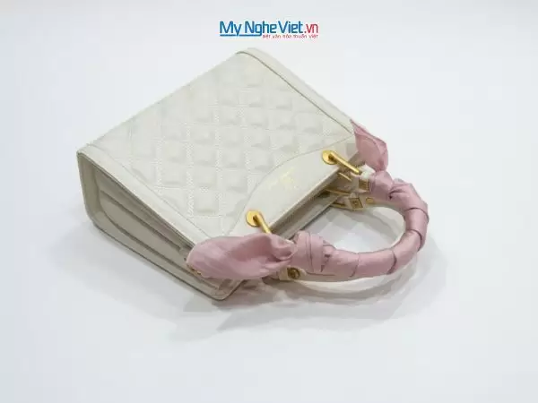 Khăn lụa vuông tơ tằm trơn màu hồng nhạt