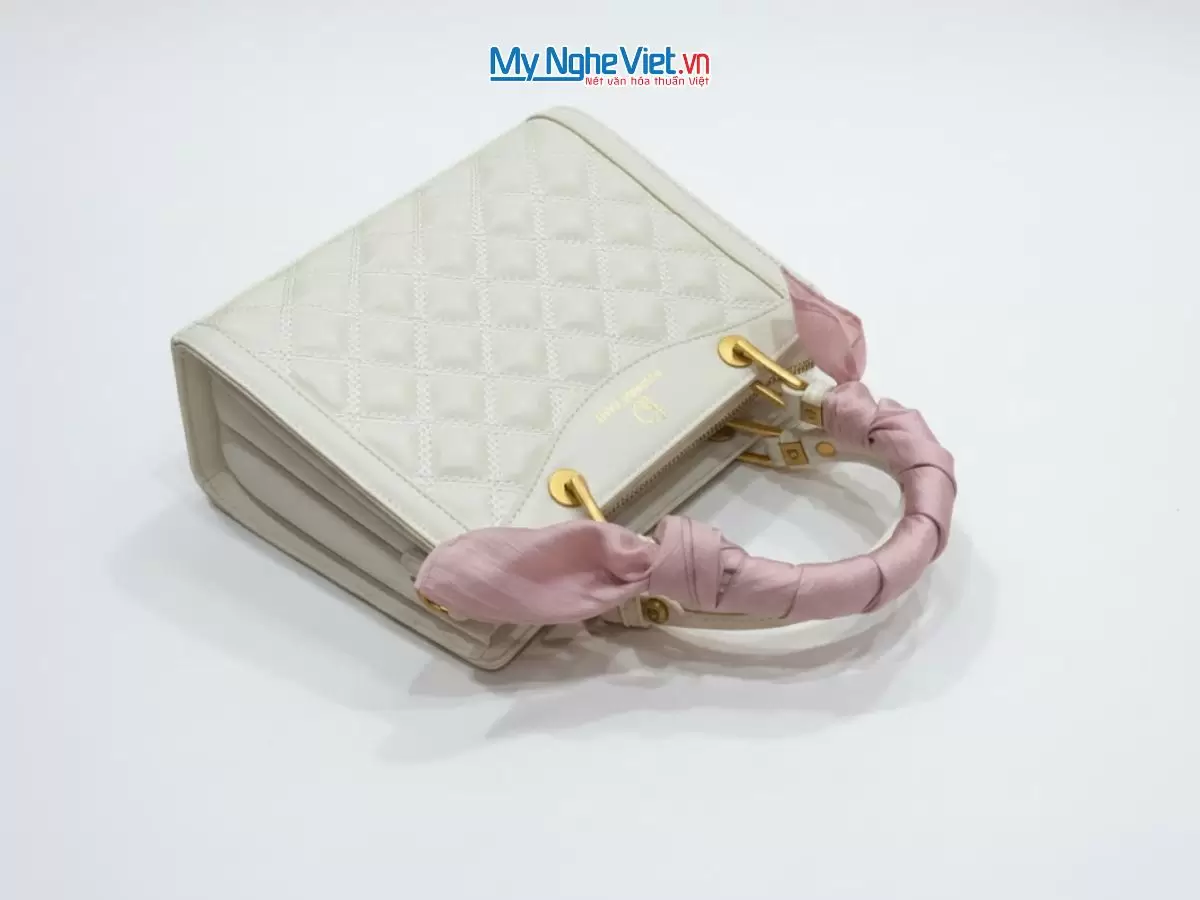 Khăn lụa vuông tơ tằm trơn (48) Khăn lụa vuông tơ tằm trơn màu hồng nhạt