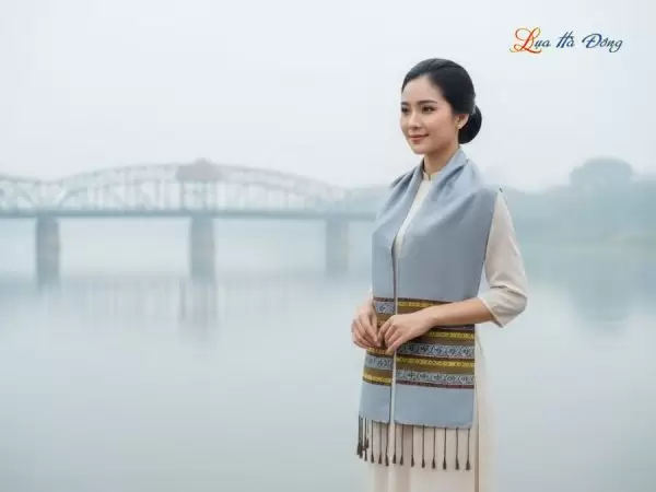 Khăn lụa tơ tằm họa tiết thổ cẩm nền xám