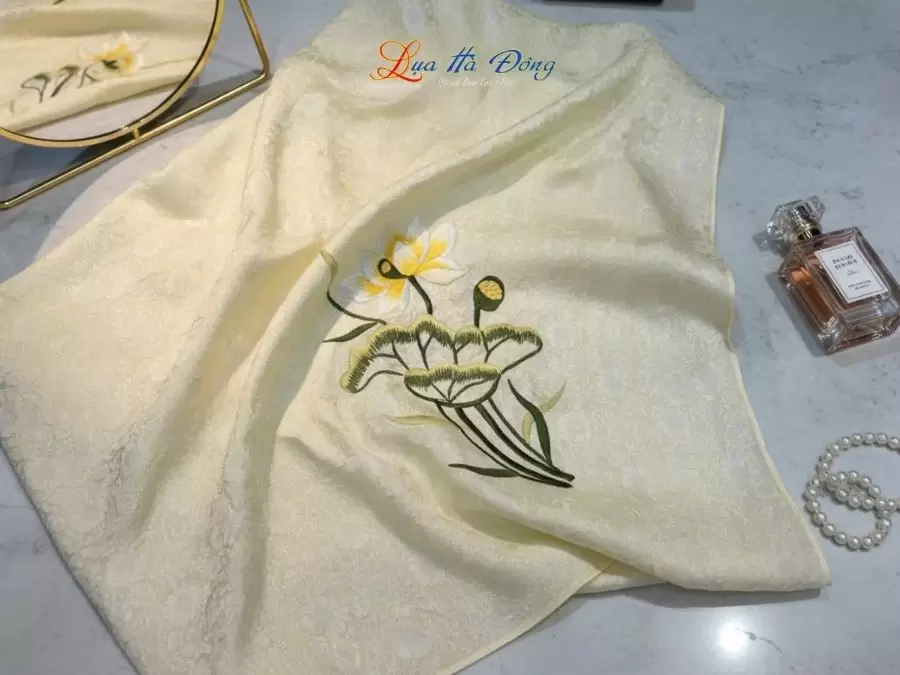 Khăn Lụa Vuông Tơ Tằm Thêu Hoa Sen Họa Tiết Hoa Cúc Màu Vàng Mỡ Gà