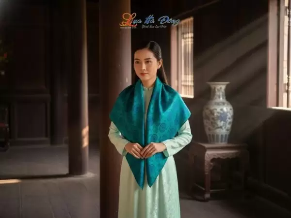 Khăn Lụa Vuông Tơ Tằm Thêu Hoa Sen Họa Tiết Trống Đồng Xanh Dương