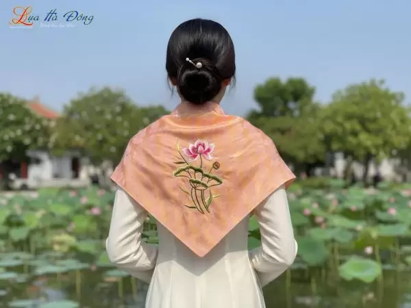 Khăn vuông lụa tơ tằm họa tiết hoa bèo màu vàng cam