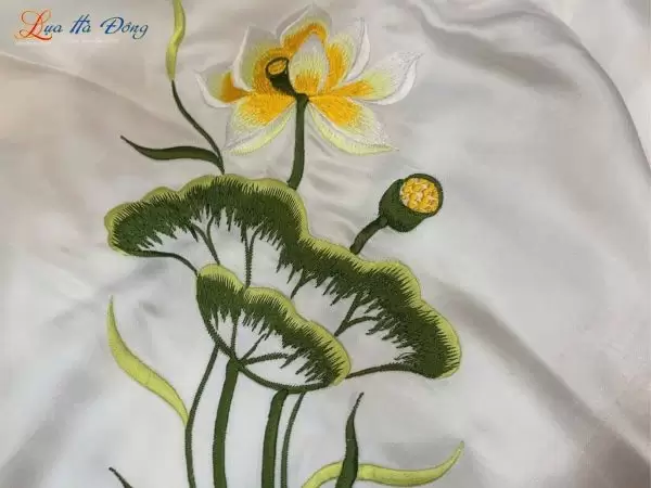 Khăn Lụa Vuông Tơ Tằm Thêu Sen Trơn Màu Trắng