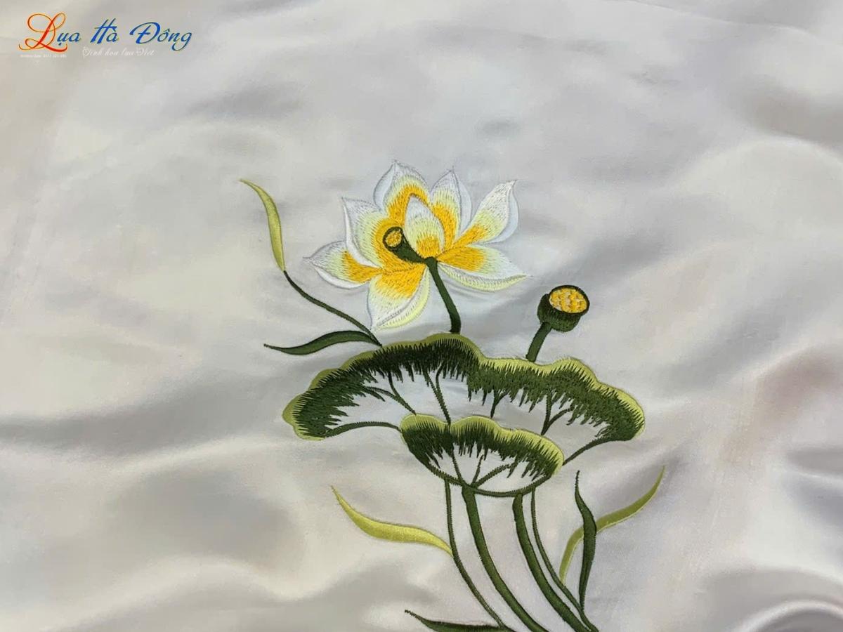 Khăn Vuông Lụa Tơ Tằm Thêu Sen Trơn Màu Vàng Mỡ Gà