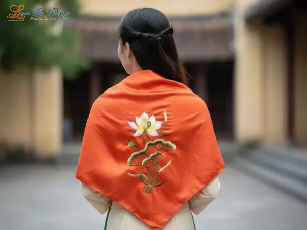 khăn vuông lụa tơ tằm thêu sen trơn màu cam