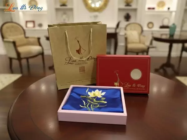 Khăn vuông lụa tơ tằm trơn màu xanh navy