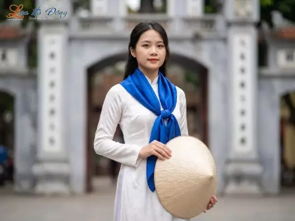 Khăn vuông lụa tơ tằm trơn màu xanh navy