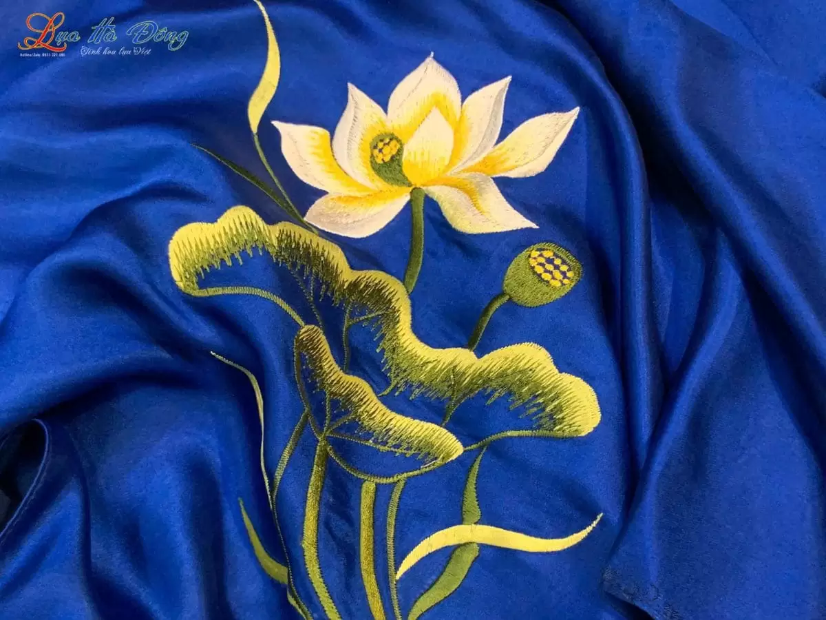 Khăn vuông lụa tơ tằm trơn màu xanh navy