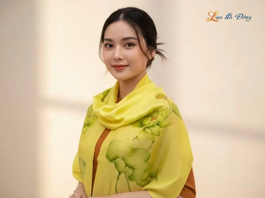 Khăn lụa tơ tằm 100% silk họa tiết hoa sen vẽ tay