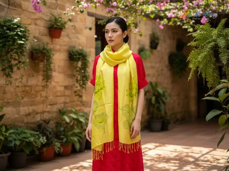 Khăn lụa tơ tằm 100% silk họa tiết hoa sen vẽ tay