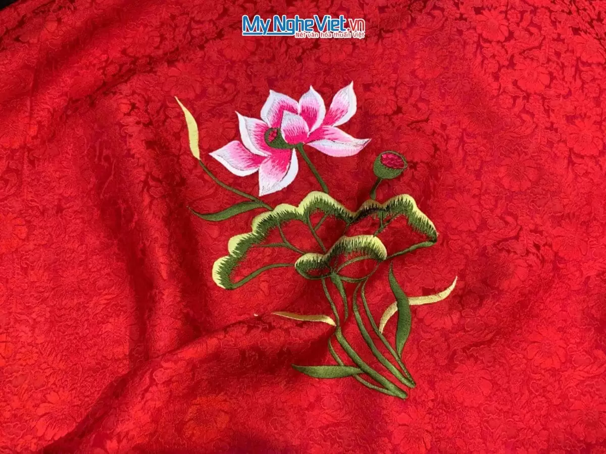 Khăn Lụa Thêu Sen Họa Tiết Hoa Cúc Màu Đỏ