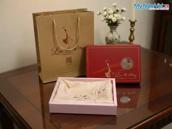 Khăn lụa vuông tơ tằm màu cam vẽ hoa