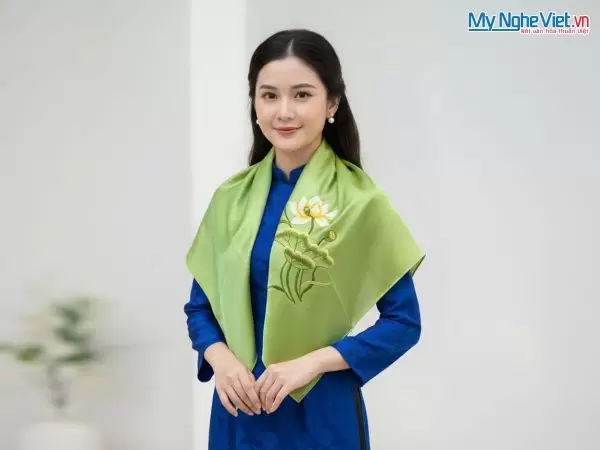 Khăn Lụa Vuông Tơ Tằm Thêu Sen Trơn Màu Xanh Cốm