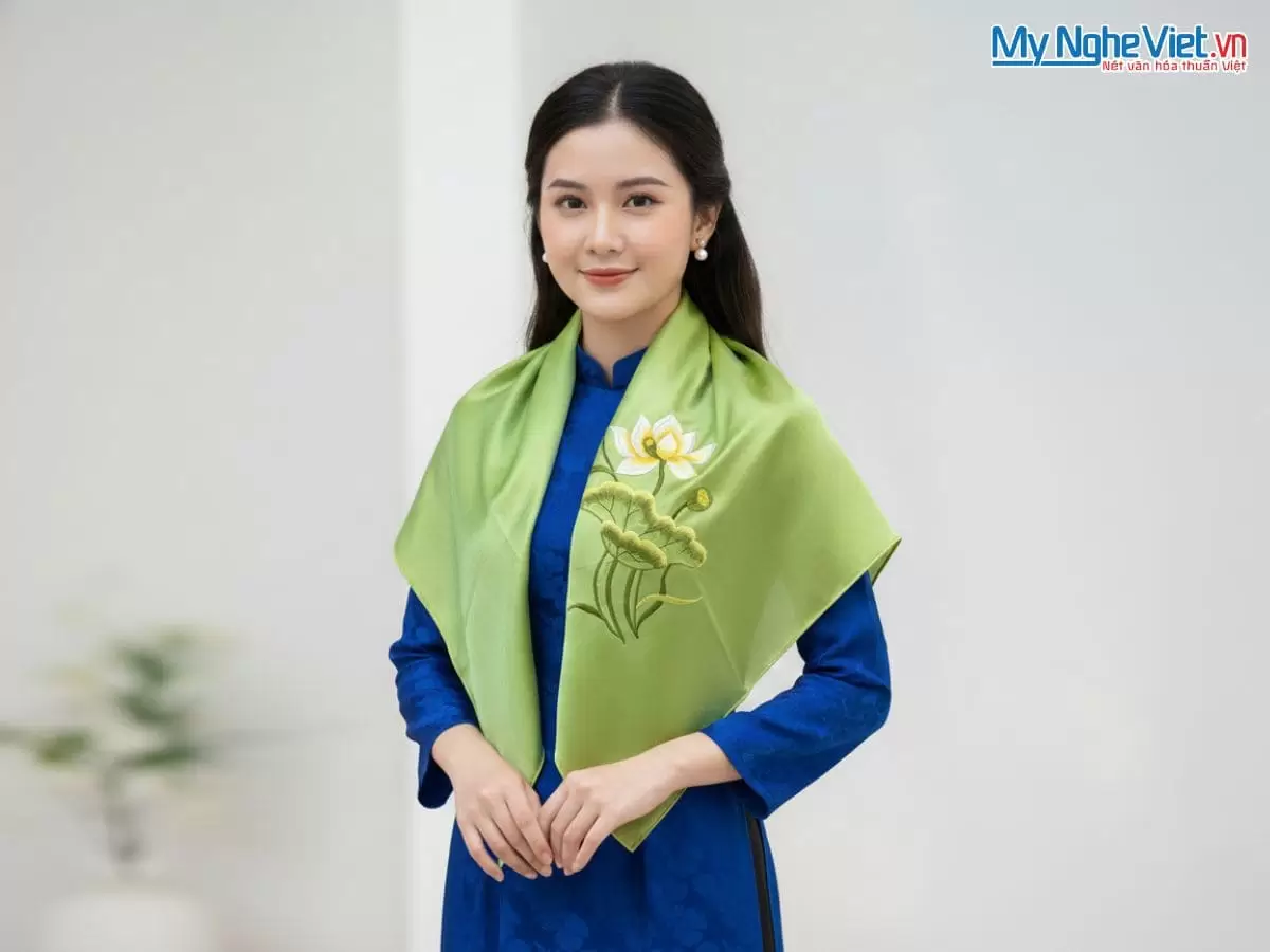 Khăn Lụa Vuông Tơ Tằm Thêu Sen Trơn Màu Xanh Cốm