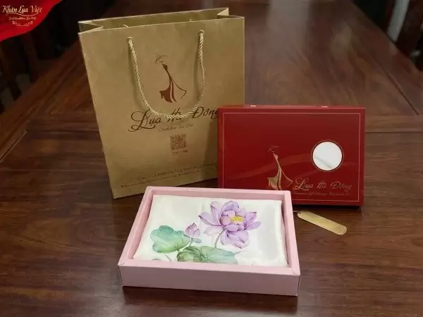 Khăn lụa tơ tằm vẽ tay hoa sen