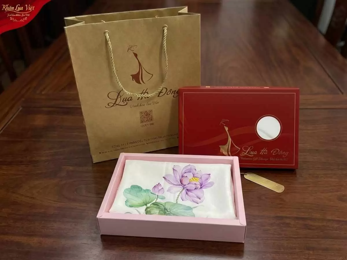 Khăn lụa tơ tằm vẽ tay hoa sen