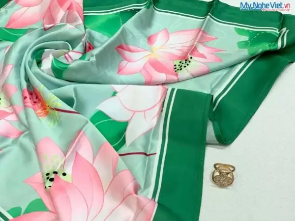 Khăn lụa vuông Latin hoạt tiết in hoa sen
