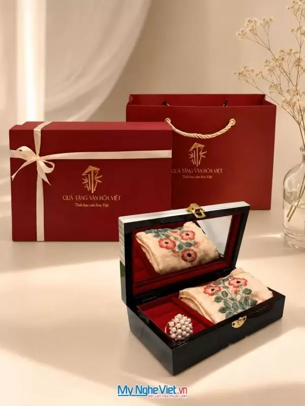 Set quà tặng khăn lụa và hộp sơn mài. Quà tặng đối tác, khách du lịch