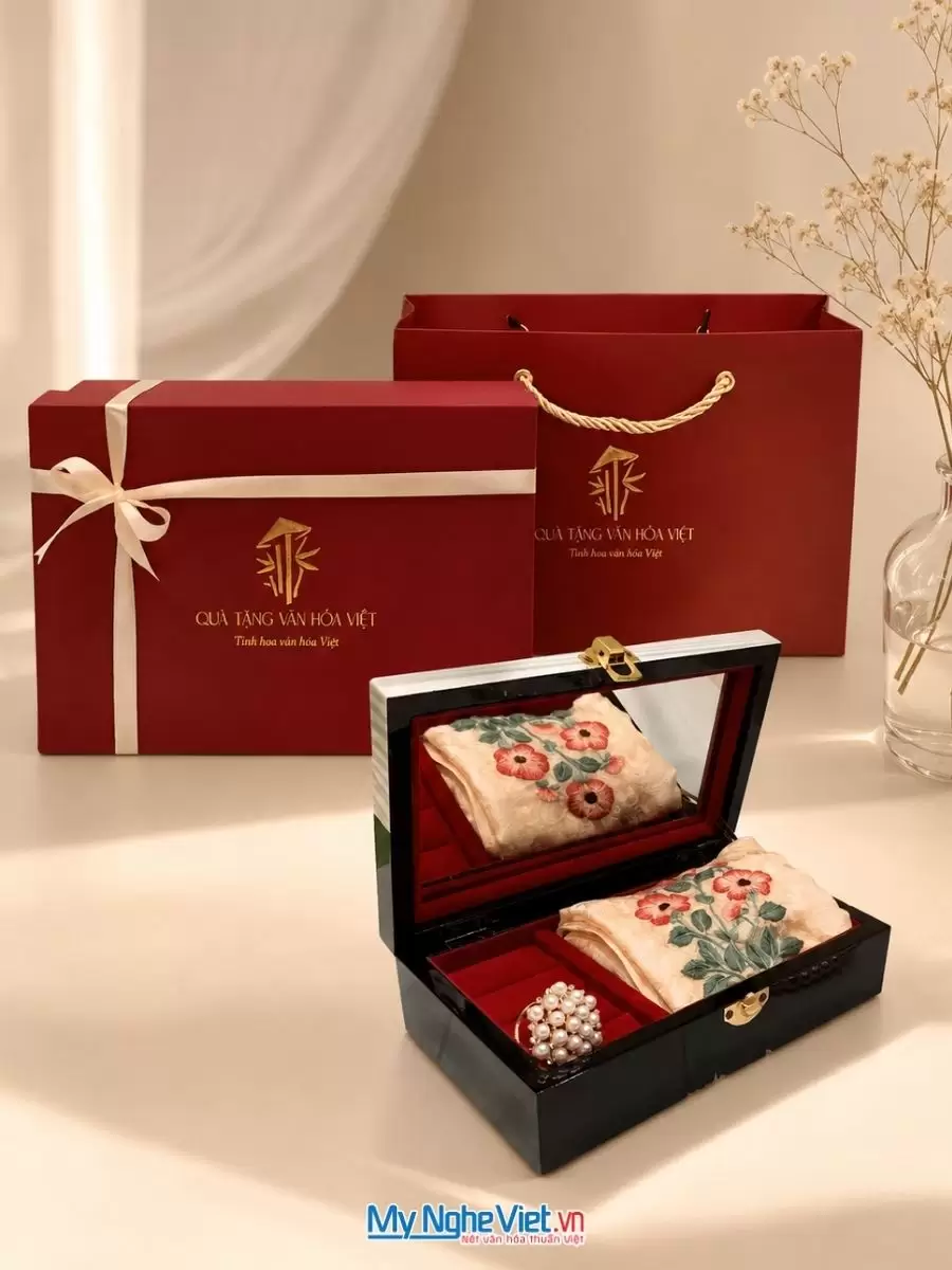set-qua-tang-khan-lua-theu-hop-son-mai (10) Set quà tặng khăn lụa và hộp sơn mài. Quà tặng đối tác, khách du lịch