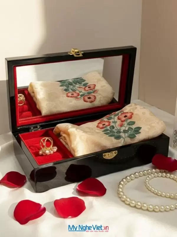Set quà tặng khăn lụa và hộp sơn mài. Quà tặng đối tác, khách du lịch