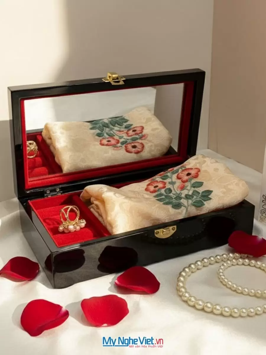 set-qua-tang-khan-lua-theu-hop-son-mai (11) Set quà tặng khăn lụa và hộp sơn mài. Quà tặng đối tác, khách du lịch