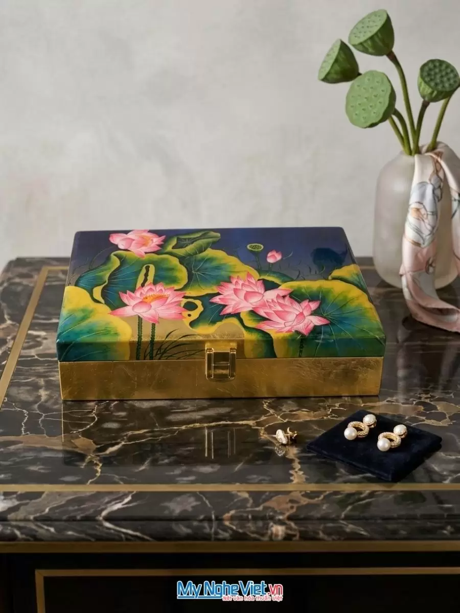 Set quà tặng khăn lụa và hộp sơn mài. Quà tặng đối tác, khách du lịch