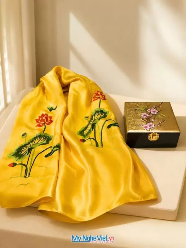 Set quà tặng khăn lụa và hộp sơn mài. Quà tặng đối tác, khách du lịch