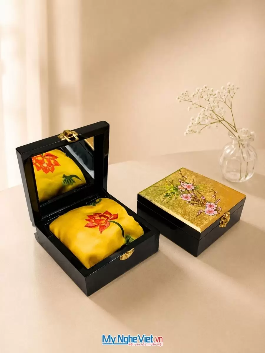 Set quà tặng khăn lụa và hộp sơn mài. Quà tặng đối tác, khách du lịch